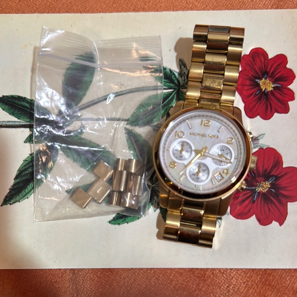 🌟☀️🏆Michael Kors Gold-Tone Watch with White Dial